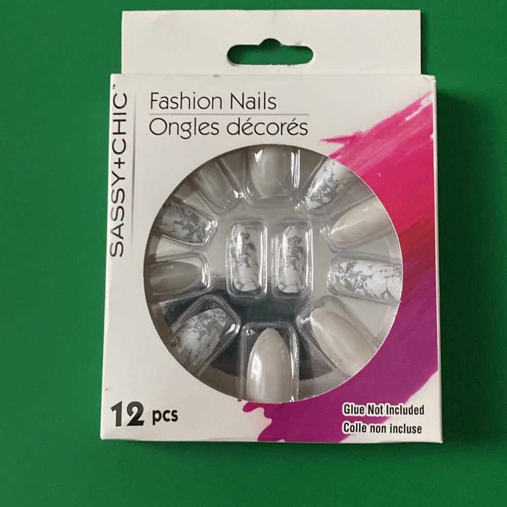Fashion nails, silver and white marble design - Picture 3 of 5